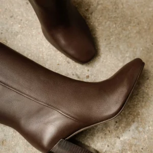 Women Bobbies Knee High Boots | Hisaé